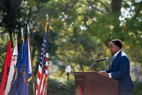 前学生会主席肯尼·克拉克在查尔斯·韦斯特历史纪念碑2021年落成典礼上发表讲话. 克拉克是美国历史上第一位黑人总统&J's SGA.