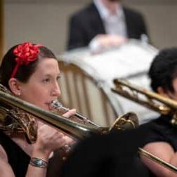 Members of the W&在2021年假日音乐会期间，管乐团在奥林美术中心演出.